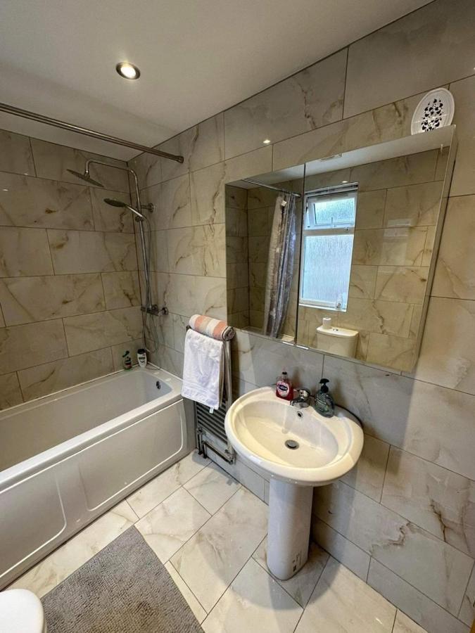 Luton Town House Near Airport Daire Dış mekan fotoğraf