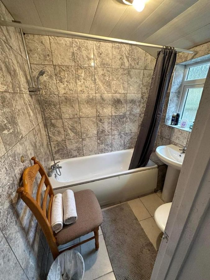 Luton Town House Near Airport Daire Dış mekan fotoğraf
